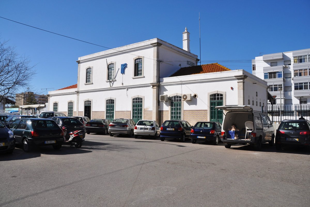 OLHÃO (Distrikt Faro), 22.02.2011, Blick auf das Bahnhofsgebäude
