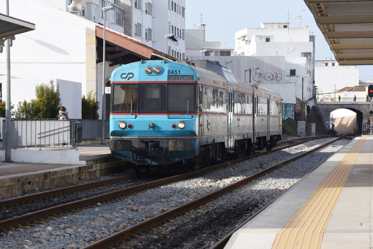 OLHÃO (Distrikt Faro), 23.01.2022, Zug Nr. 0451 als Regionalzug nach Vila Real de Santo António bei der Einfahrt im Bahnhof Olhão