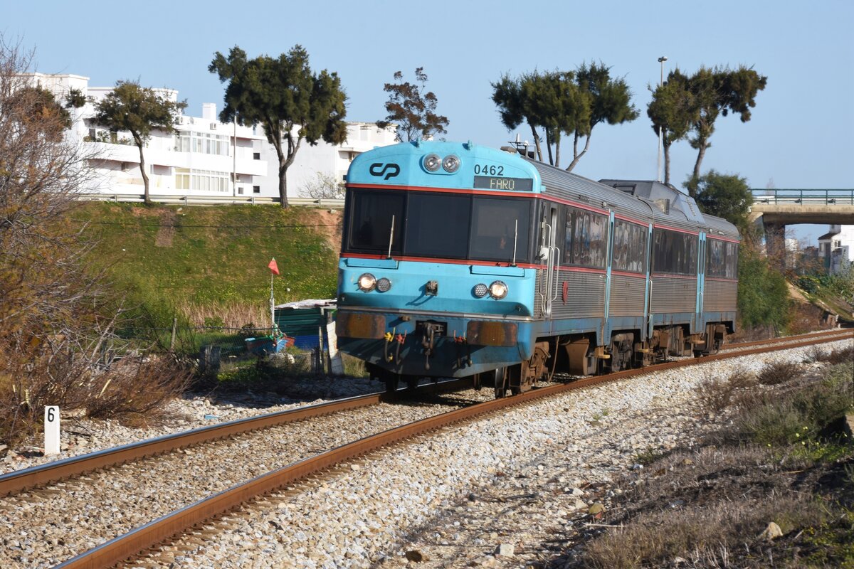 OLHÃO (Distrikt Faro), 27.01.2022, Zug Nr. 0462 als Regionalzug nach Faro kurz nach Ausfahrt aus dem Bahnhof Olhão; Aufnahme von einem Bahnübergang gemacht