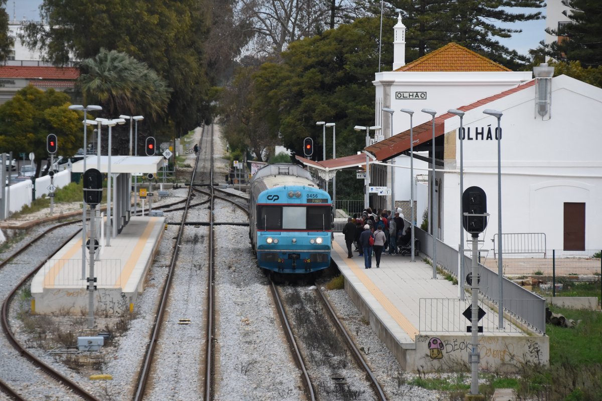 OLHÃO (Distrikt Faro), 28.01.2019, Blick auf den Bahnhof mit Zug Nr. 0456 als Regionalzug nach Faro