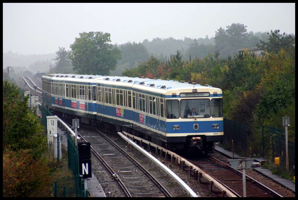 Olympiazug Wagen 6145 fährt hier als U 6 am 4.10.2005 um 9.44 Uhr in München Garching ein. Damals war Garching noch Endstation der U 6 in Richtung Flughafen, so dass die Züge das Gleis wechseln mussten, um zurück nach München fahren zu können.