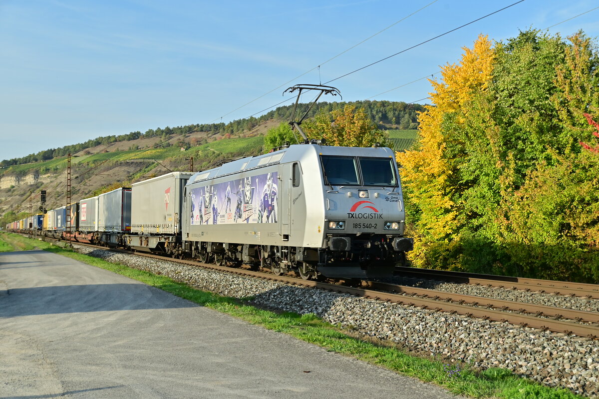 Oma Liesel alias 185 540-2 von TXL mit einem KLV bei Thüngersheim gen Würzburg fahrend. 7.10.2022