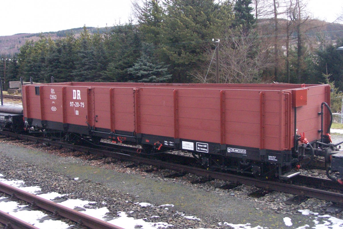 OO 97-20-75. Aufnahmeort ebenfalls Hammerunterwiesenthal am 10.1.2015. Scheint gut in Schuß zu sein.  Revisionsdatum 31.7.12. Wird noch für nostalgische Sonderzüge (daher auch die Anschriften  DR  und  Heimat- RAW Perleberg ) oder interne Zwecke  verwendet, Güterverkehr hat diese Strecke schon lange nicht mehr.