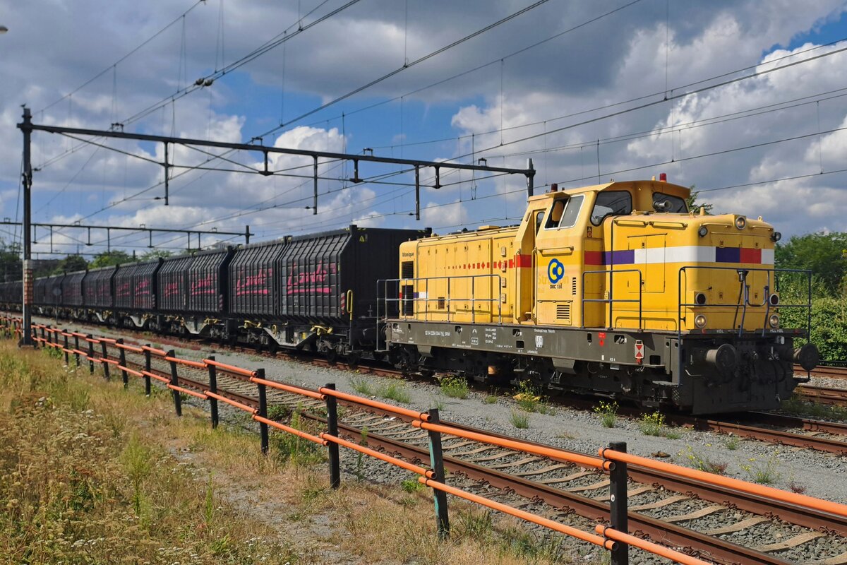 OOC Rail 2284 004 MONIQUE (ex-Strukton 303004, davor ex-HGK) steht in Oss vor ein aus Kijfhoek angekommener Getreidezug (mit geschlossene Laude-Containers statt die �bliche provisorisch abgedekcte offene wagen der Typ Eanos) am 10 Augustus 2026. MONIQUE tragt noch die Struktonfarben, hat das typische Struktonnummer 303004 jedoch verloren und ist als 2284 004 unterwegs. 