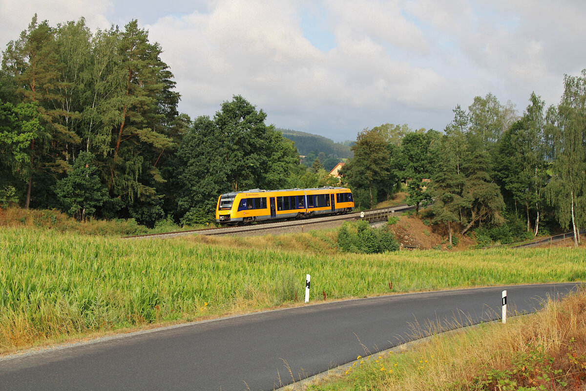 OPB 1648 208 erreicht in Kürze auf seiner Fahrt von Marktredwitz nach Regensburg Hbf den Bahnhof Windischeschenbach. (26.07.2023)