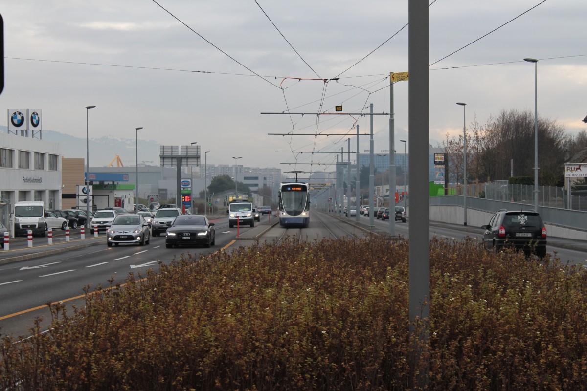 Opel / Audi / Renault / Stadler - Ich persönlich würde Stadler wählen! TPG STADLER TANGO 1802 durchquert die Anflugschneise des Flughafen Genf. 06.12.2013