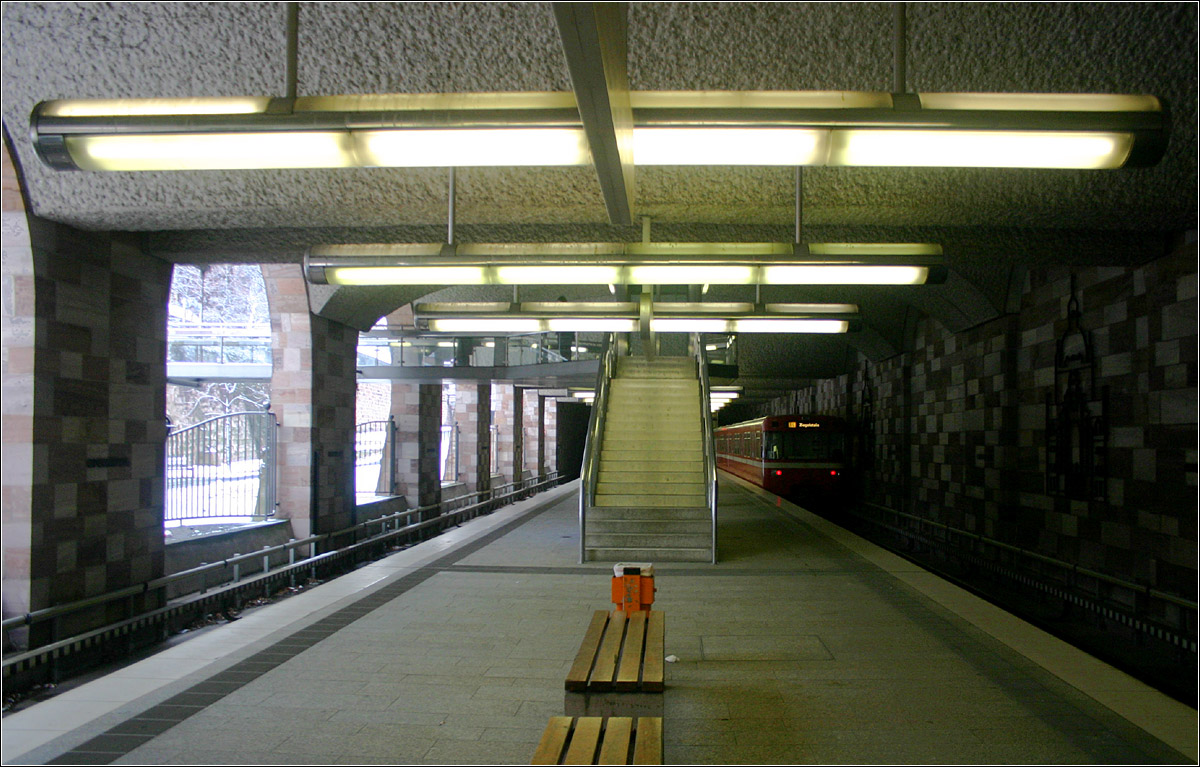 Opernhaus, Linie U2 (1988) - 

Blick in die Bahnsteighalle des seitlich offenen U-Bahnhofes. Vergleichbare Anlagen gibt es in Berlin mit den U-Bahnhöfen  Spittelmarkt  und  Rathaus Schöneberg  und in Stuttgart die U-Haltestelle  Türlenstraße . 

04.03.2006 (M)