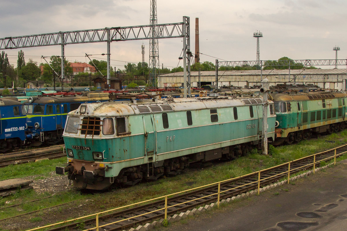 Opole (Polen) am 1. Mai 2018. Da stehen also die altfarbenen Loks der PKP. Hier stellvertretend ET22-134. 