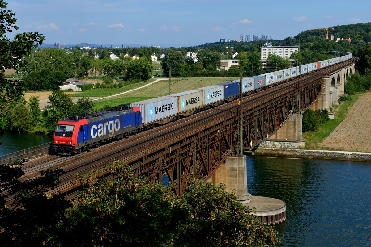 Optimal für dieses Motiv war der lange Containerzug, der von der SBB Cargo 482 044 über die Mariaorther Brücke bei Regensburg Prüfening gezogen wurde (17. August 2013).