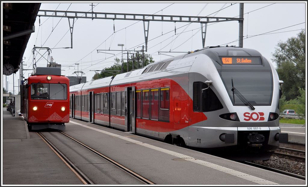 Optimal ist das Umsteigen Richtung St.Gallen. Der SOB Flirt 526 057-5 fährt als S4 rund um den Säntis. (18.06.2015)