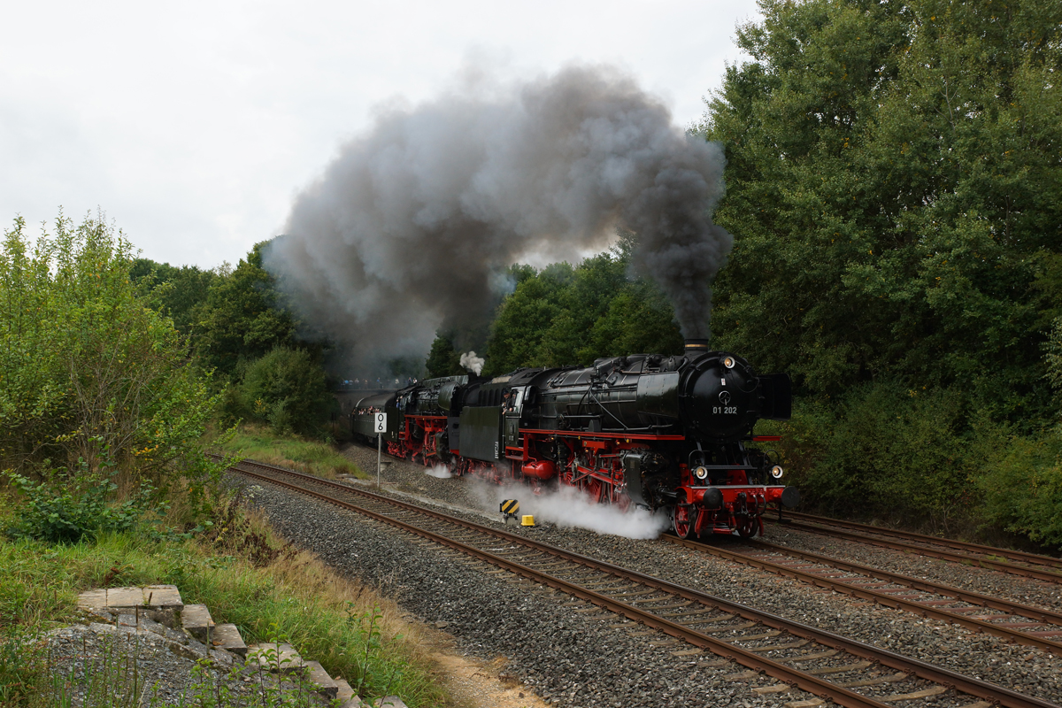 Optisch und akustisch ein Traum: Pacific 01 202 und 01 509 verlassen am 20.09.2014 Neuenmarkt-Wirsberg mit einem Pendelzug nach Marktschorgast.