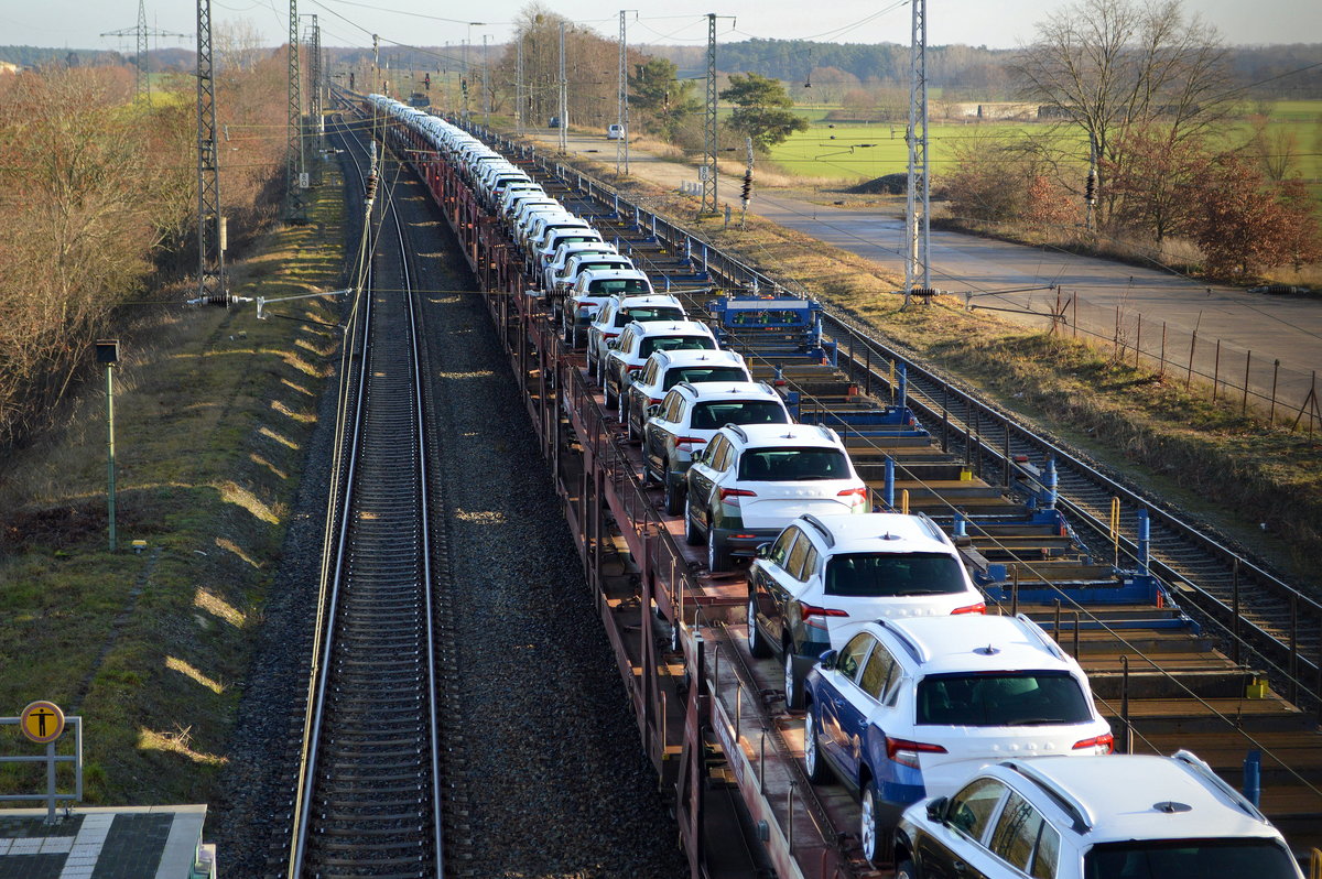 Optisch sicherlich immer wieder beeindruckend, die in ganz Europa verkehrenden langen PKW-Transportzüge, hier ein DB Cargo Zug mit fabrikneuen SKODA Modellen aus Tschechien am 18.12.20 Bf. Saarmund. Es bleibt bei mir trotzdem immer einer bitterer Nachgeschmack, alles nach wie vor Verbrenner, so lassen sich leider gezielte Klimaziele niemals erreichen (sorry langsam sind wirklich alle wirtschaftlichen Interessen völlig egal wenn man zwei Tage vor Weihnachten im Grunde mit T-Shirt hätte draußen rumlaufen können).  