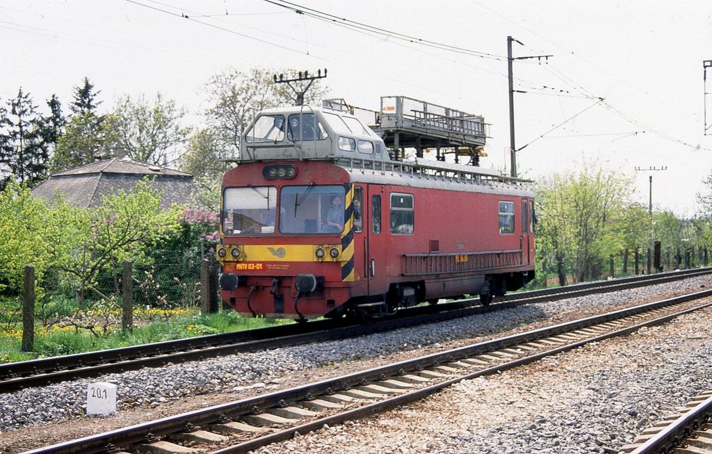 Optisch verr�t nur die Nummer des MVTV 03-01, dass es sich hier um die 
Version der Breitspur Oberleitungstriebwagen handelt. Dieses besondere
Breitspurfahrzeug konnte ich am 2.5.2003 bei der Durchfahrt in Trebisov
aufnehmen. 