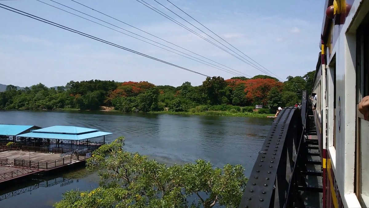 Ord 257 Bangkok-Thonburi - Nam Tok überquert am 26.05.16 auf der berühmten Brücke den Mae Nam Khwae Yai, besser bekannt als River Kwai, unweit der Station River Kwai. 