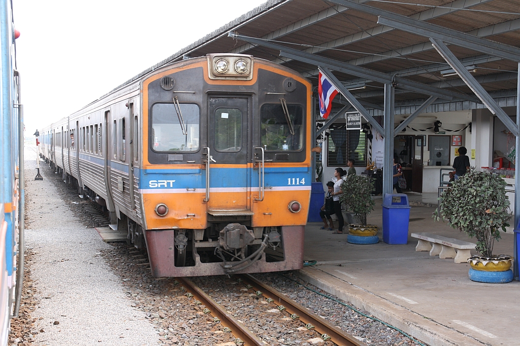 ORD 280 (Aranyaprathet - Hua Lamphong) mit dem THN 1114 als erstes Fahrzeug fährt am 14.Mai 2017 in die Khlong Sip Kao Junction Station ein.