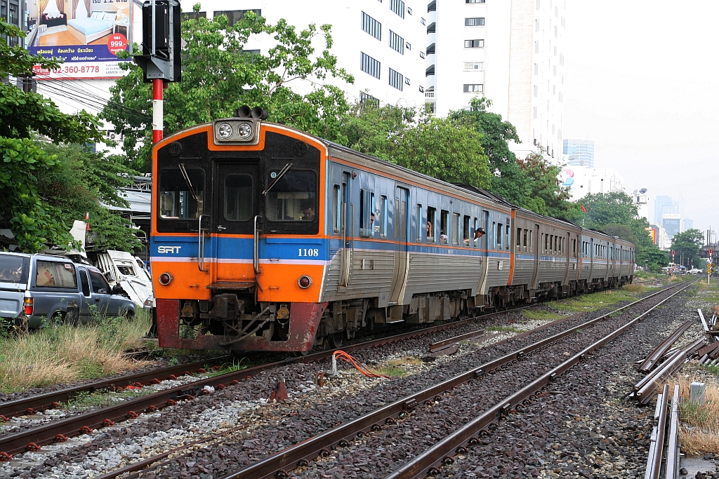 ORD 285 von Hua Lamphong nach Chachoengsao mit dem THN 1108 als erstes Fahrzeug wartet am 14.Mai 2017 in der Khlong Tan Station auf die Kreuzung mit dem ORD 372.