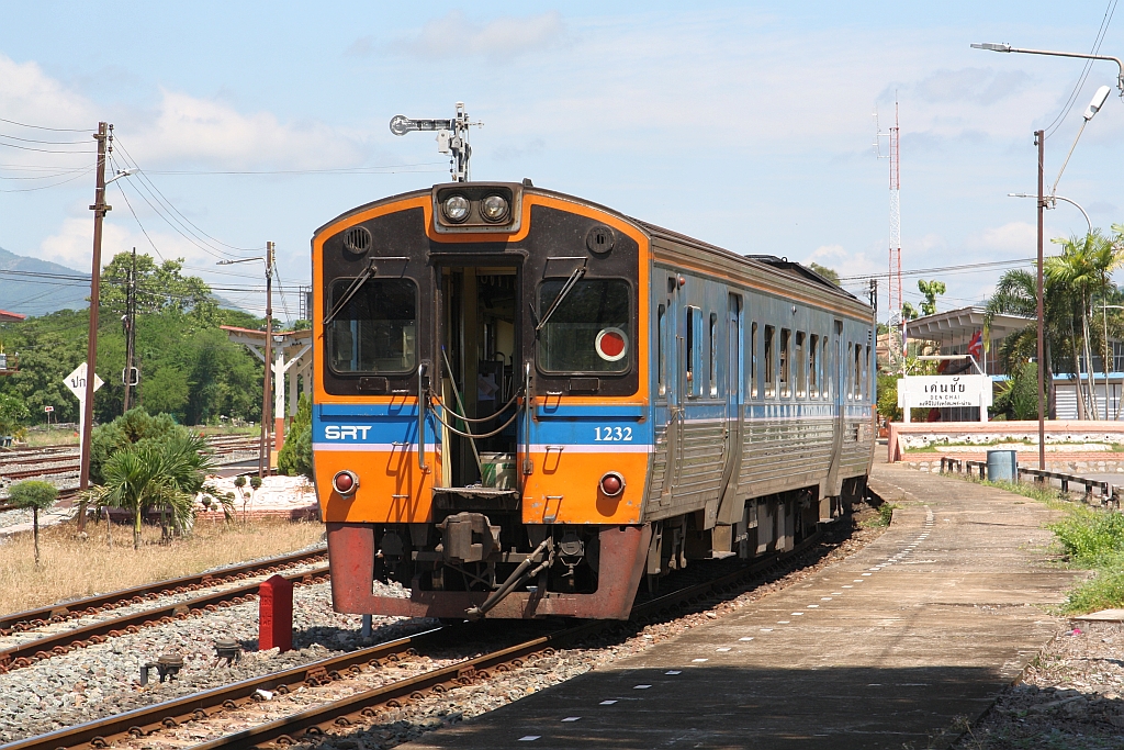 ORD 407 mit dem NKF 1232 (Tokyu, Fuji Heavy Industries and Nippon Sharyo, Bauj. 1985) als letztes Fahrzeug am 19.Mai 2018 in der Den Chai Station.