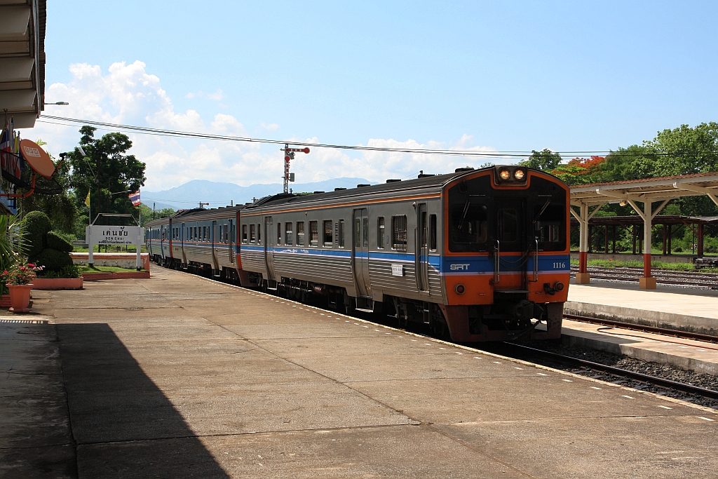 ORD 407 (Nakhon Sawan - Chiang Mai) mit dem THN 1116 als erstes Fahrzeug fährt am 20.Mai 2018 in die Den Chai Station ein.