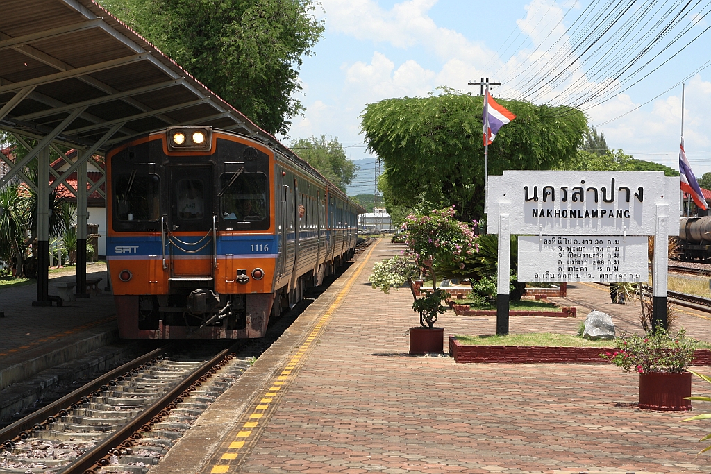 ORD 407 (Nakhon Sawan - Chiang Mai) mit dem THN 1116 als erstes Fahrzeug verlässt am 20.Mai 2018 die Nakhon Lampang Station.