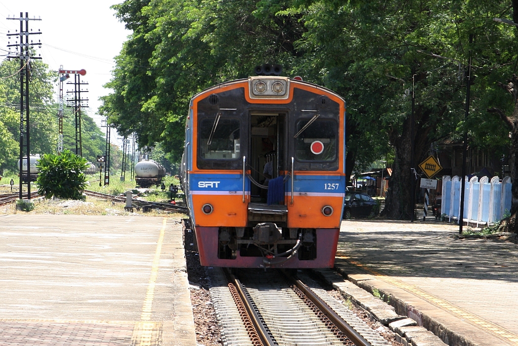 ORD 407 (Nakhon Sawan - Chiang Mai) mit dem  NKF 1257 als letztes Fahrzeug verlässt am 20.Mai 2018 die Nakhon Lampang Station.
