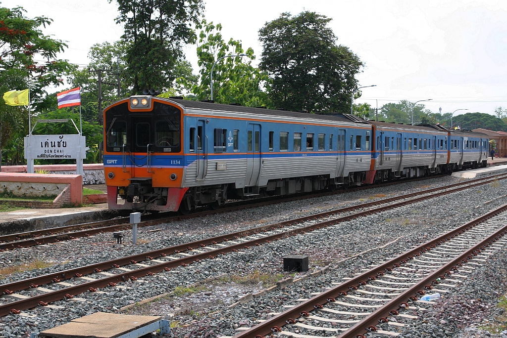 ORD 407 (Nakhon Sawan - Chiang Mai) mit dem THN 1134 als erstes Fahrzeug verlässt am 21.Mai 2018 die Den Chai Station.