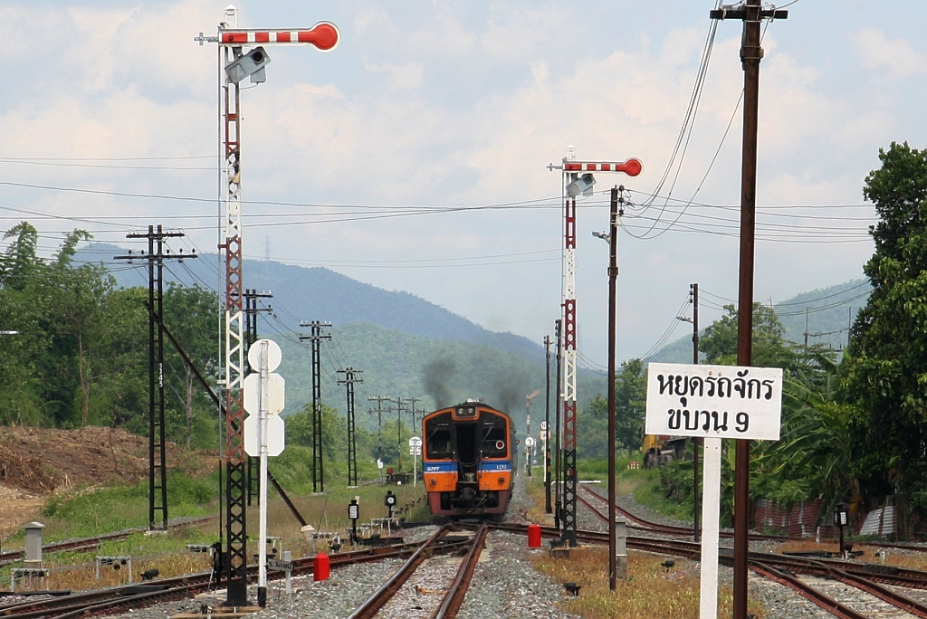 ORD 407 (Nakhon Sawan - Chiang Mai) mit dem NKF 1232 als letztes Fahrzeug entschwindet am 21.Mai 2018 aus der Den Chai Station.