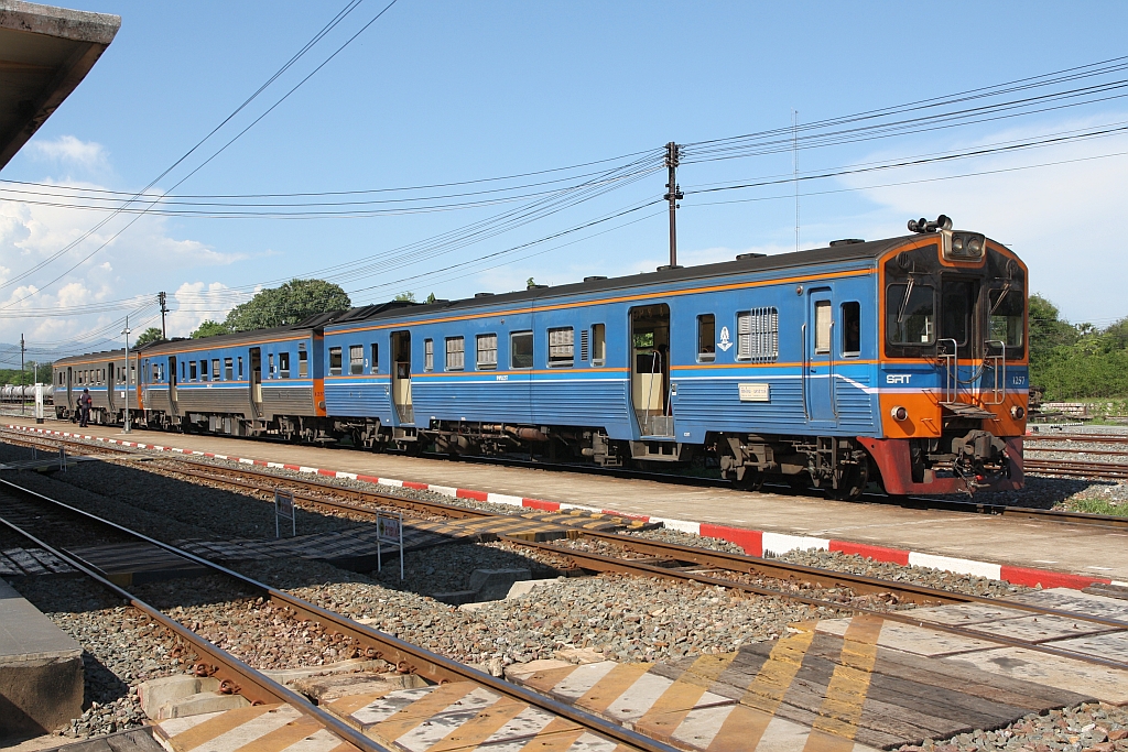 ORD 408 (Chiang Mai - Nakhon Sawan) mit dem NKF 1257 als erstes Fahrzeug am 19.Mai 2018 in der Sila At Station.