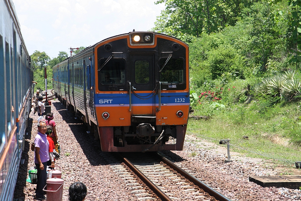 ORD 408 (Chiang Mai - Nakhon Sawan) mit dem NKF 1232 als erstes Fahrzeug fährt am 20.Mai 2018 in die Mae Tha Station ein während der ORD 407 (Nakhon Sawan - Chiang Mai) die Kreuzung abwartet.