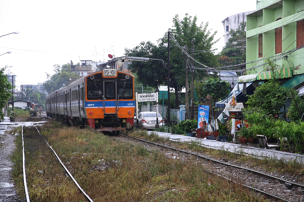 ORD 4322 von Mahachai nach Wongwian Yai mit dem NKF 1255 als erstes Fahrzeug fährt am 10.Jänner 2018 durch die Klong Ton Sai Station.