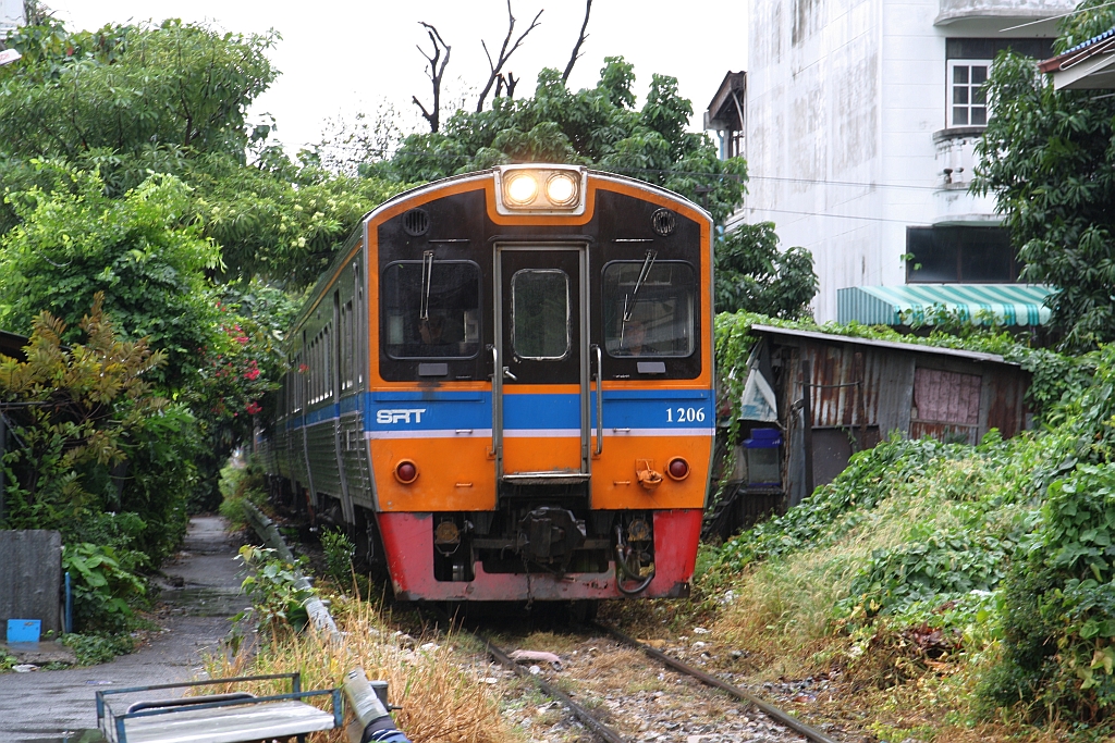 ORD 4342 von Mahachai nach Wongwian Yai mit dem NKF 1206 (1A'2', dh, Nippon Sharyo, Bauj.1985) als erstes Fahrzeug am 10.Jänner 2018 zwischen den Stationen Klong Ton Sai und Talat Phlu.
