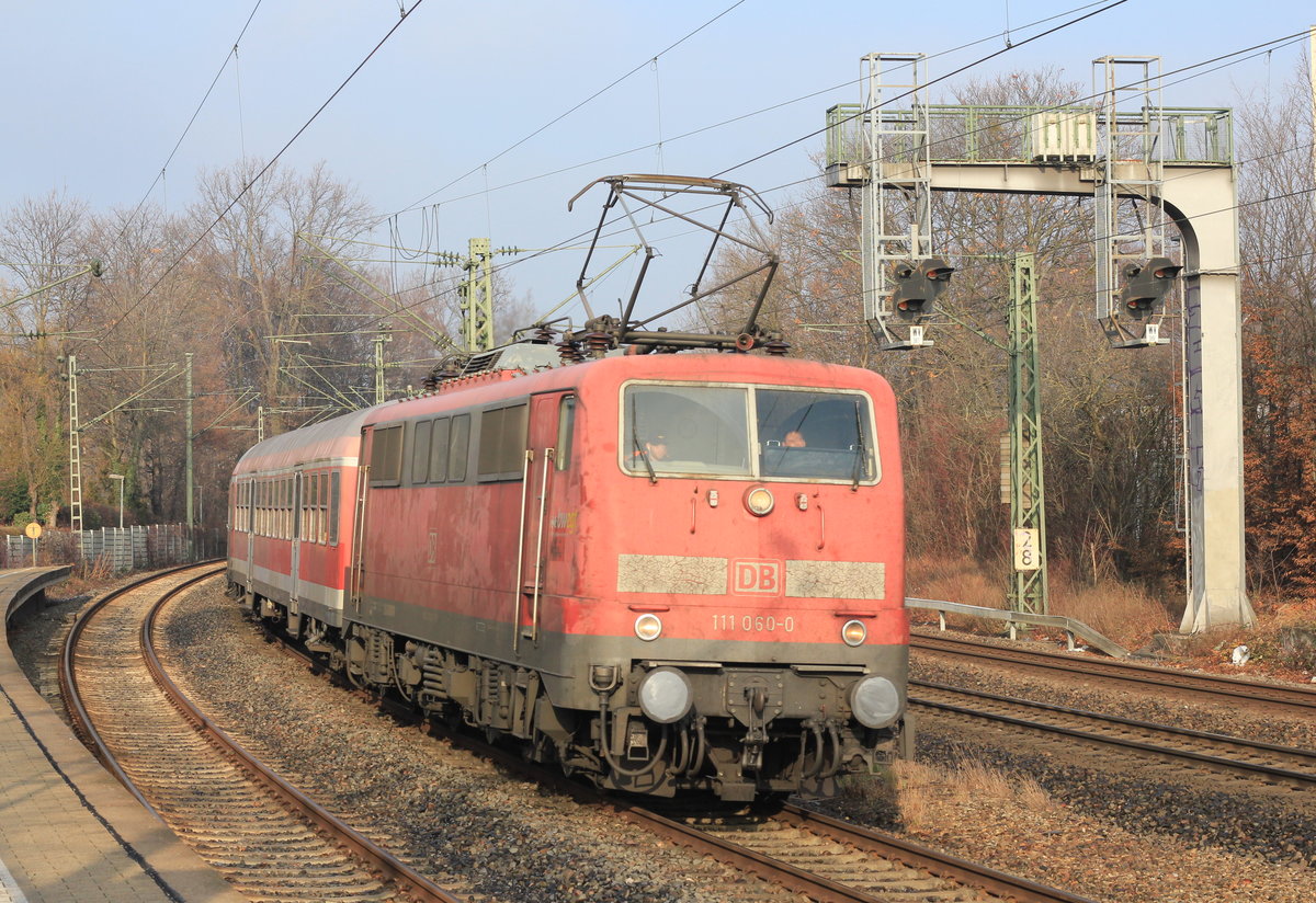 Ordentlich ausgeblichen ist 111 060, welche aktuell noch ihr Gnadebrot für Go-Ahead verdient. Hier durchfährt sie mit RE 90 aus Nürnberg den Haltepunkt Nürnberger Straße am 22.01.2020. 