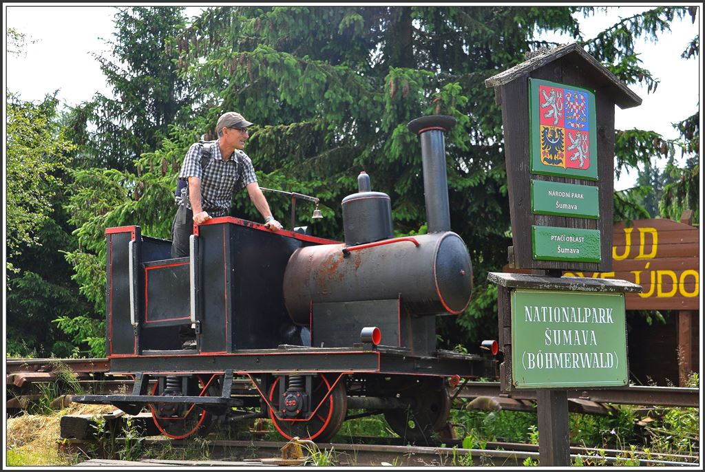 Ordnungsgemäss wird die Lok auf tschechischer Seite wieder abgestellt und mit vier Hemmschuhen gesichert. Alle waren happy!! (30.06.2015)