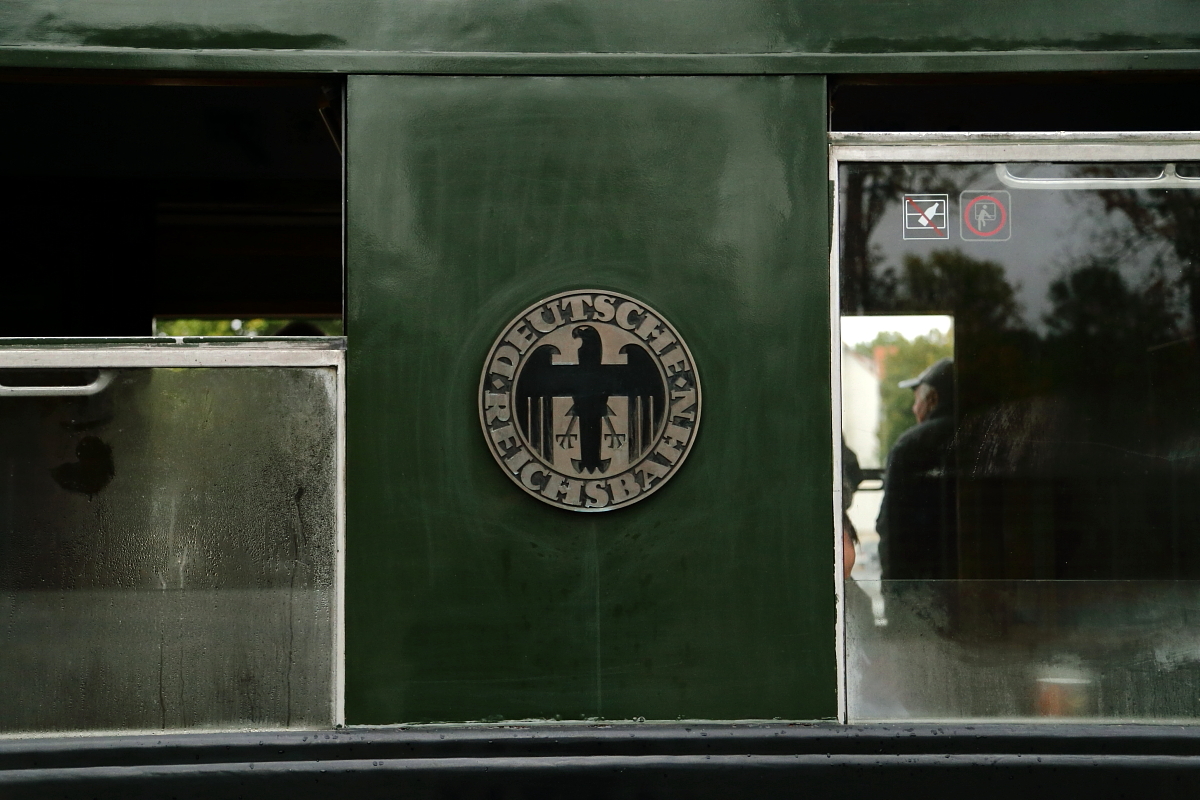 Original-Emblem der Deutschen Reichsbahn (bis 1945) an einem historischen Reisezugwagen des Dampflokwerkes Meiningen. Die Aufnahme entstand während einer Sonderzugfahrt am 07.10.2017, bei einem Aufenthalt in Bad Salzungen.