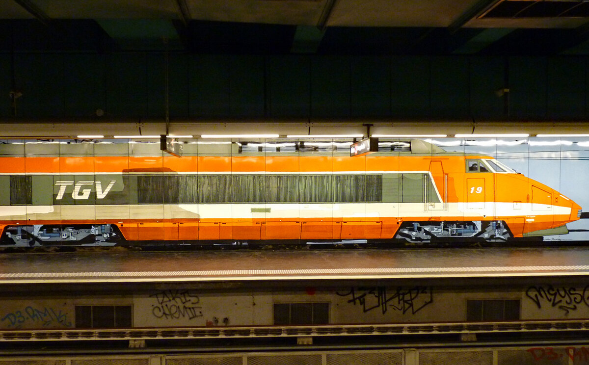 Original oder  Fake ? Ein TGV in früherer Lackierung mit der Phantasienummer 19 am 14.08.2012 als Wandgemälde neben einem Bahnsteig im Tiefgeschoss des Bf. Marseille St Charles.