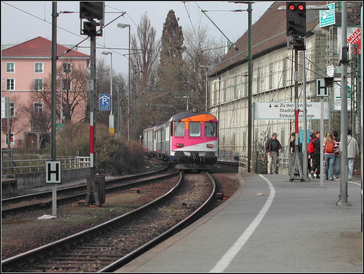 Originalseehas. 

2003 fuhren noch die alten ABDe 4/4 der Mittelthurgaubahn, aber bereits unter der Regie der Thurbo Deutschland. Beide Gesellschaften sind Geschichte. Der bunte Tupfer in Konstanz hier neben dem Konzilsgebude war jedoch immer erfrischend.