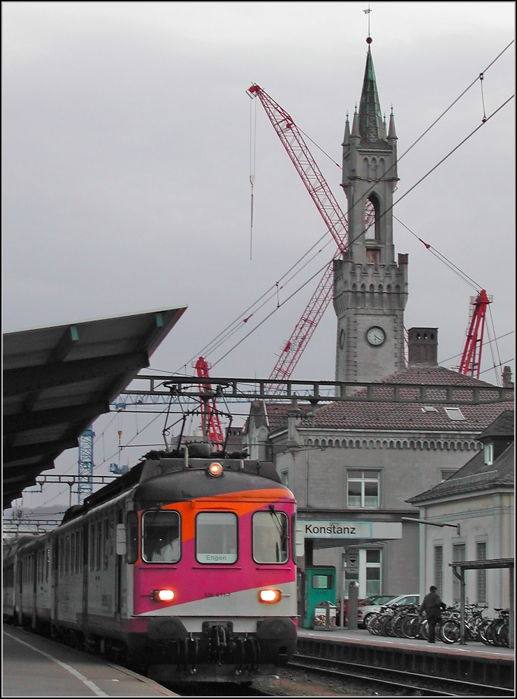 Originalseehas.

2003 fuhren noch die alten ABDe 4/4 der Mittelthurgaubahn, aber bereits unter der Regie der Thurbo Deutschland. Beide Gesellschaften sind Geschichte. Der bunte Tupfer im grauen Bahnhof Konstanz war jedoch immer erfrischend.
