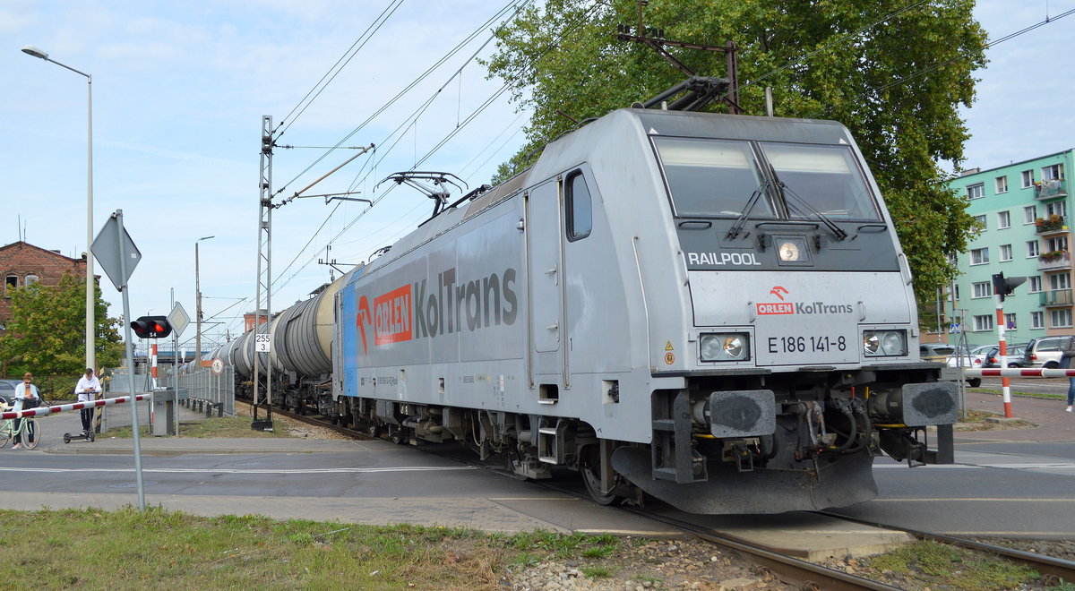 ORLEN KolTrans Sp. z o.o., Płock [PL] mit der Railpool Lok   E 186 141-8   [NVR-Number: 91 80 6186 141-8 D-Rpool] und Kesselwagenzug am 30.09.20 nach der Durchfahrt Bf. Kostrzyn.