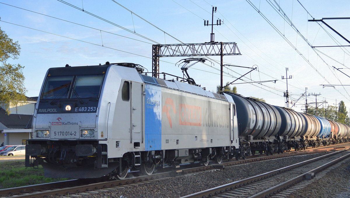 ORLEN KolTrans Sp. z o.o., Płock [PL] mit der polnischen Railpool Lok  E 483 253/5 170 014-2  [NVR-Nummer: 91 51 5170 014-2 PL-Rpool] und Kesselwagenzug am 30.09.20 kurz vor der Durchfahrt im Bf. Kostrzyn.