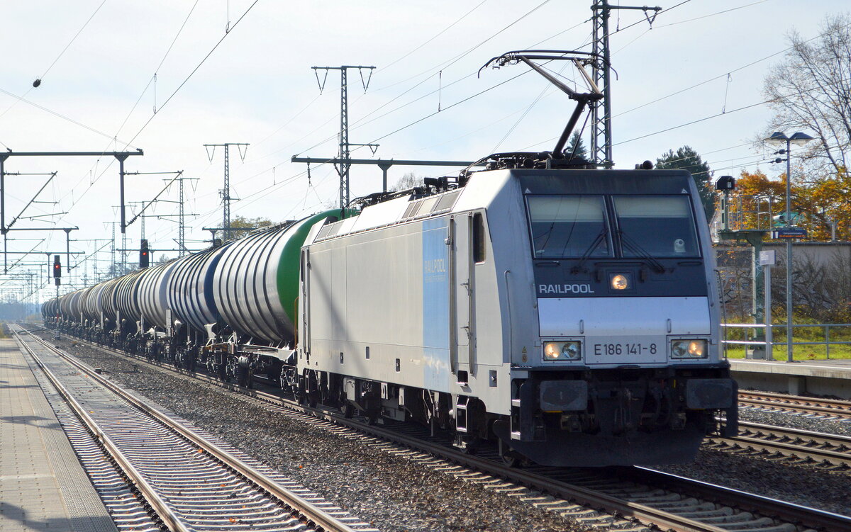 ORLEN KolTrans Sp. z o.o., Płock [PL] mit  E 186 141-8  [NVR-Nummer: 91 80 6186 141-8 D-Rpool] und Kesselwagenzug am 10.11.21 Durchfahrt Bf. Golm.