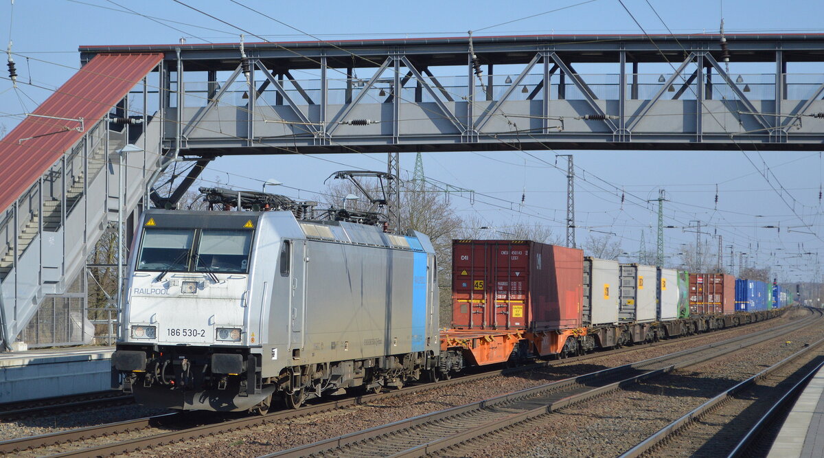 ORLEN KolTrans Sp. z o.o., Płock [PL] mit der Railpool Lok  186 530-2  [NVR-Nummer: 91 80 6186 530-2 D-Rpool] und Containerzug am 10.03.22 Durchfahrt Bf. Saarmund.