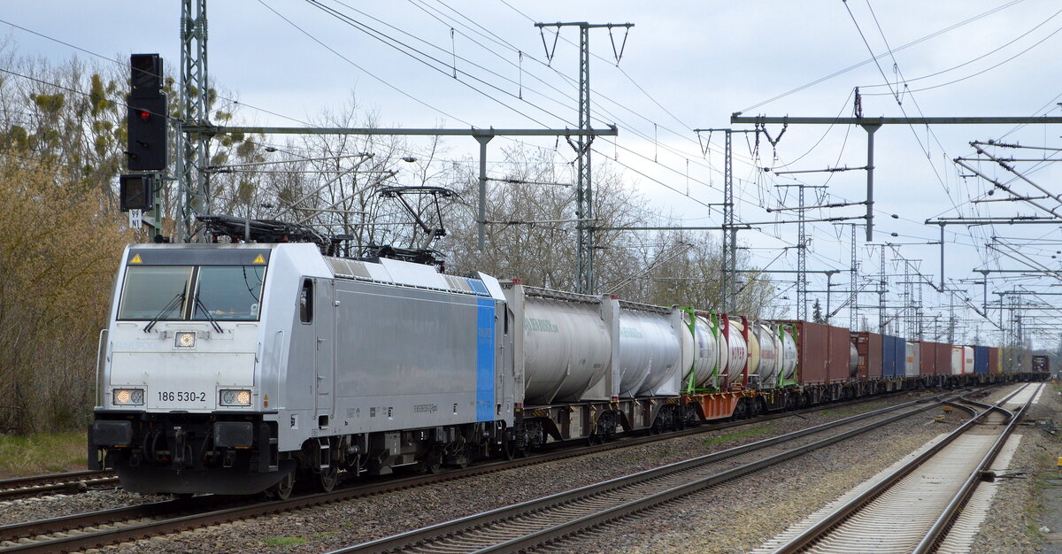 ORLEN KolTrans Sp. z o.o., Płock [PL] mit der Railpool Lok  186 530-2  [NVR-Nummer: 91 80 6186 530-2 D-Rpool] und Containerzug am 06.04.22 Durchfahrt Bf. Golm.