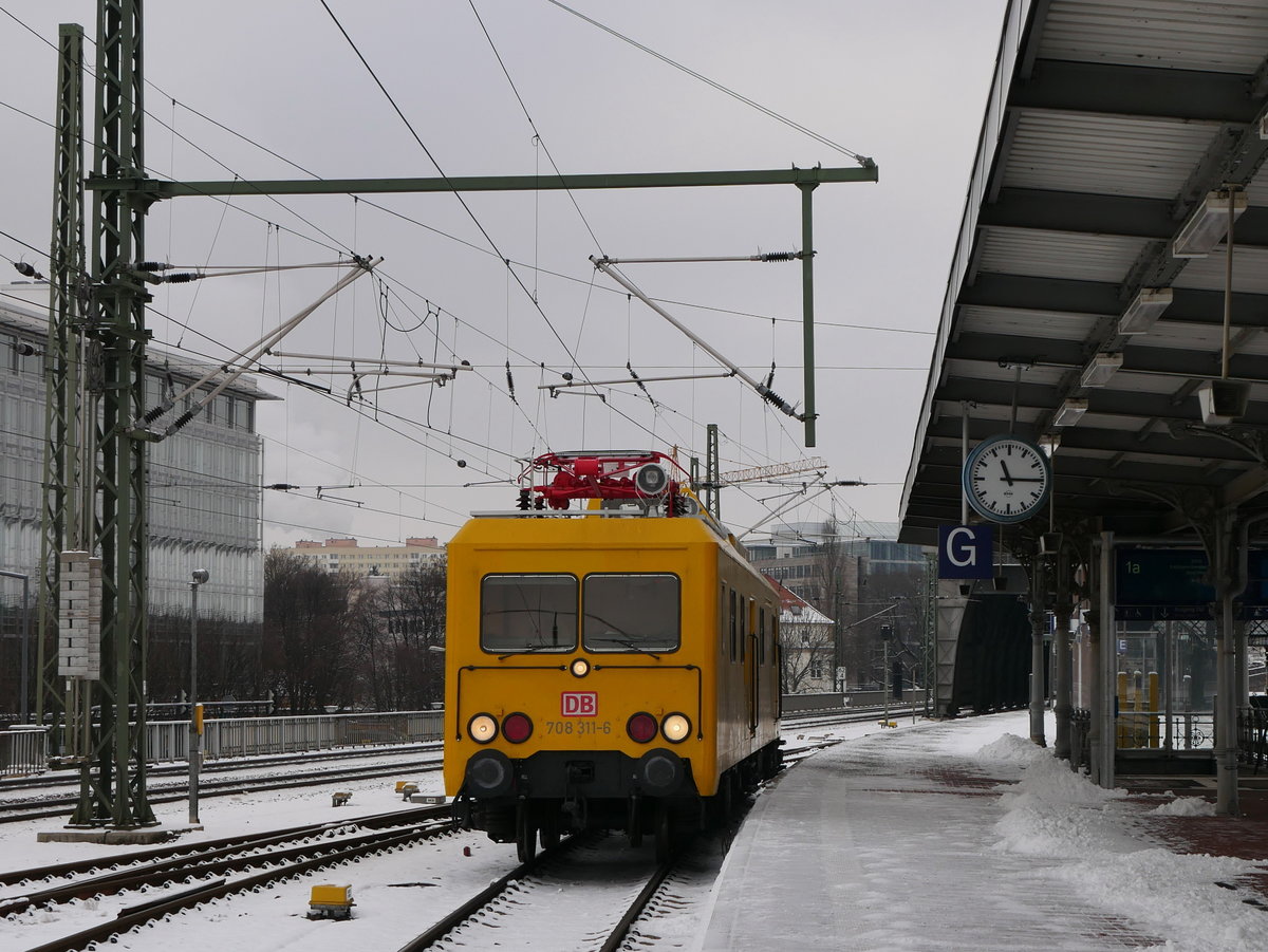 ORT 708 311 DB Netz durchfährt Dresden Freiberger Straße in Richtung Hauptbahnhof; 18.01.2017
 
