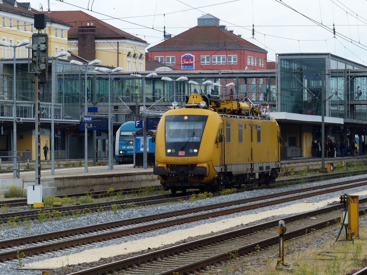 ORT 711 105 fährt am 15.05.2014 durch den Regensburger Hauptbahnhof.