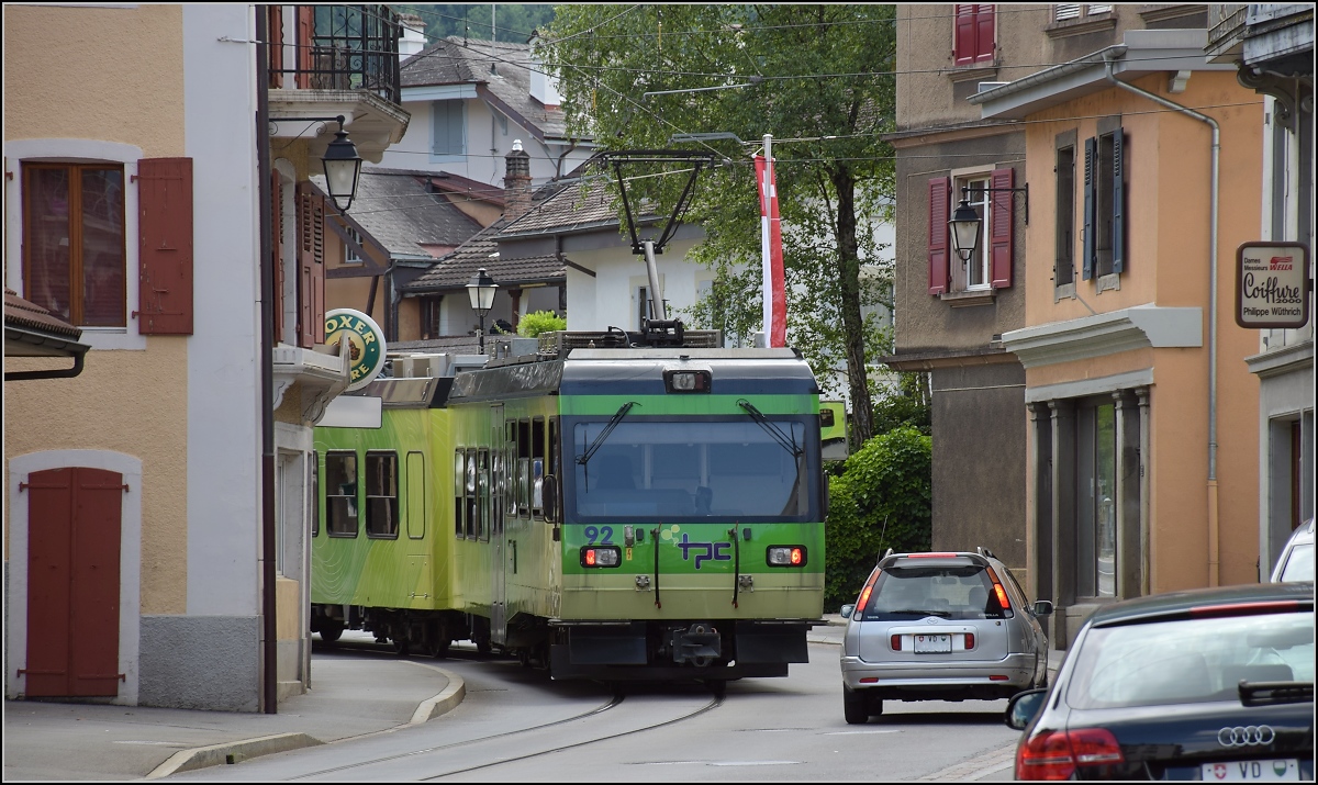 Ortsdurchfahrt in Bex. Den Falschfahrer TPC-Triebwagen 92 kann man nicht rechts überholen, denn es ist grundsätzlich ausweichender Gegenverkehr zu erwarten. Juli 2017.