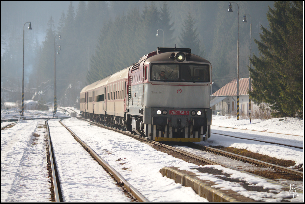 Os 1780 von Mlynky nach Banská Bystrica, bespannt mit der 750 164. Enstanden ist die Aufnahme in Šumiac-Červená Skala. (16.02.2017)