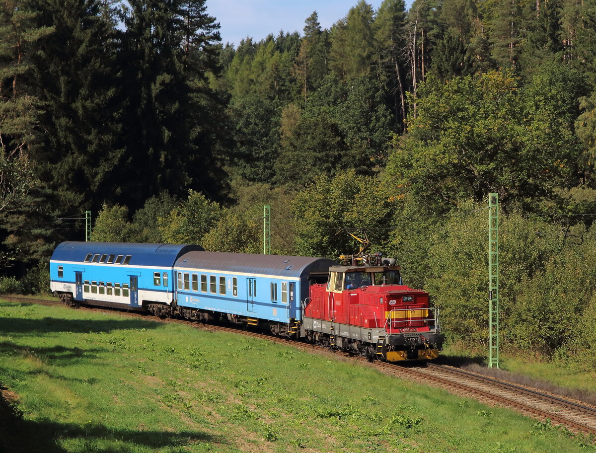 OS 18829 von Lipno nad Vltavou gen Rybnik kurz hinter Techoraz. Dieser Zug konnte am 1.10.23 mit der 210 059 auf einer Lichtung mit Sonne eingefangen werden. 