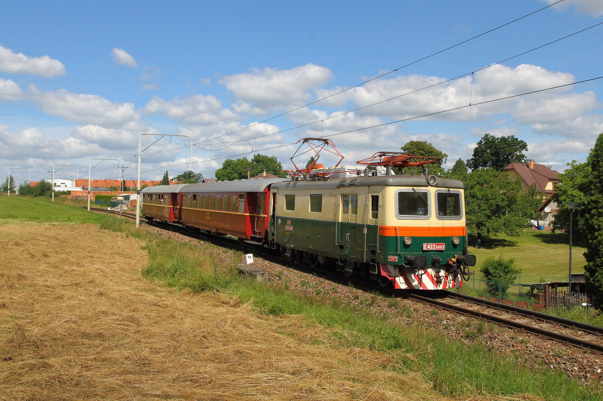 OS 28435 mit  Bobinka  E422  in Horky u Tabora, gerade so das nach einer Fotowolke die Sonne doch noch auf den Zug blickte :-) Aufgenommen am 04.07.2020