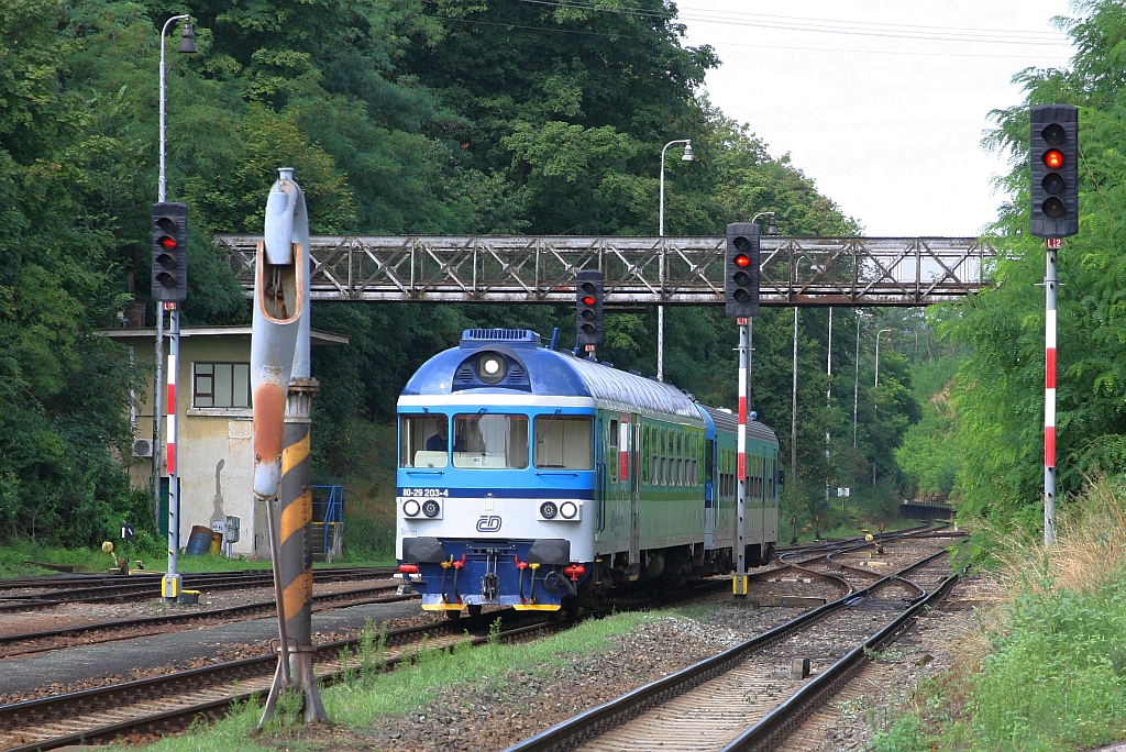 Os 4409 (Miroslav - Brno hl.n.) mit dem CD 50 54 80-29 203-4 ABfbdtn als erstes Fahrzeug fährt am 03.August 2019 in den Bahnhof Strelice ein.