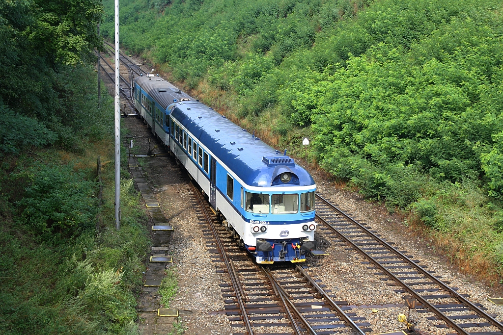 Os 4444 (Brno hl.n. - Ivancice) mit dem CD 50 54 80-29 203-4 ABfbdtn als letztes Fahrzeug fährt am 03.August 2019 aus dem Bahnhof Strelice.