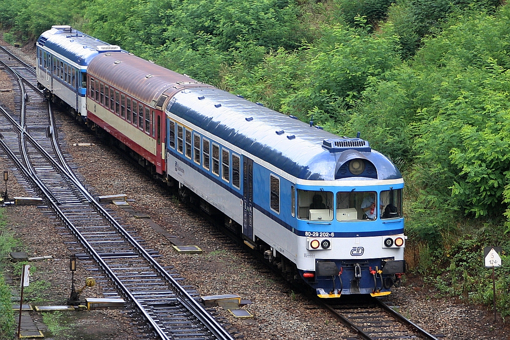 Os 4808 (Brno hl.n. - Jihlava) mit dem CD 50 54 80-29 202-6 ABfbdtn als letztes Fahrzeug fährt am 03.August 2019 aus dem Bahnhof Strelice.
